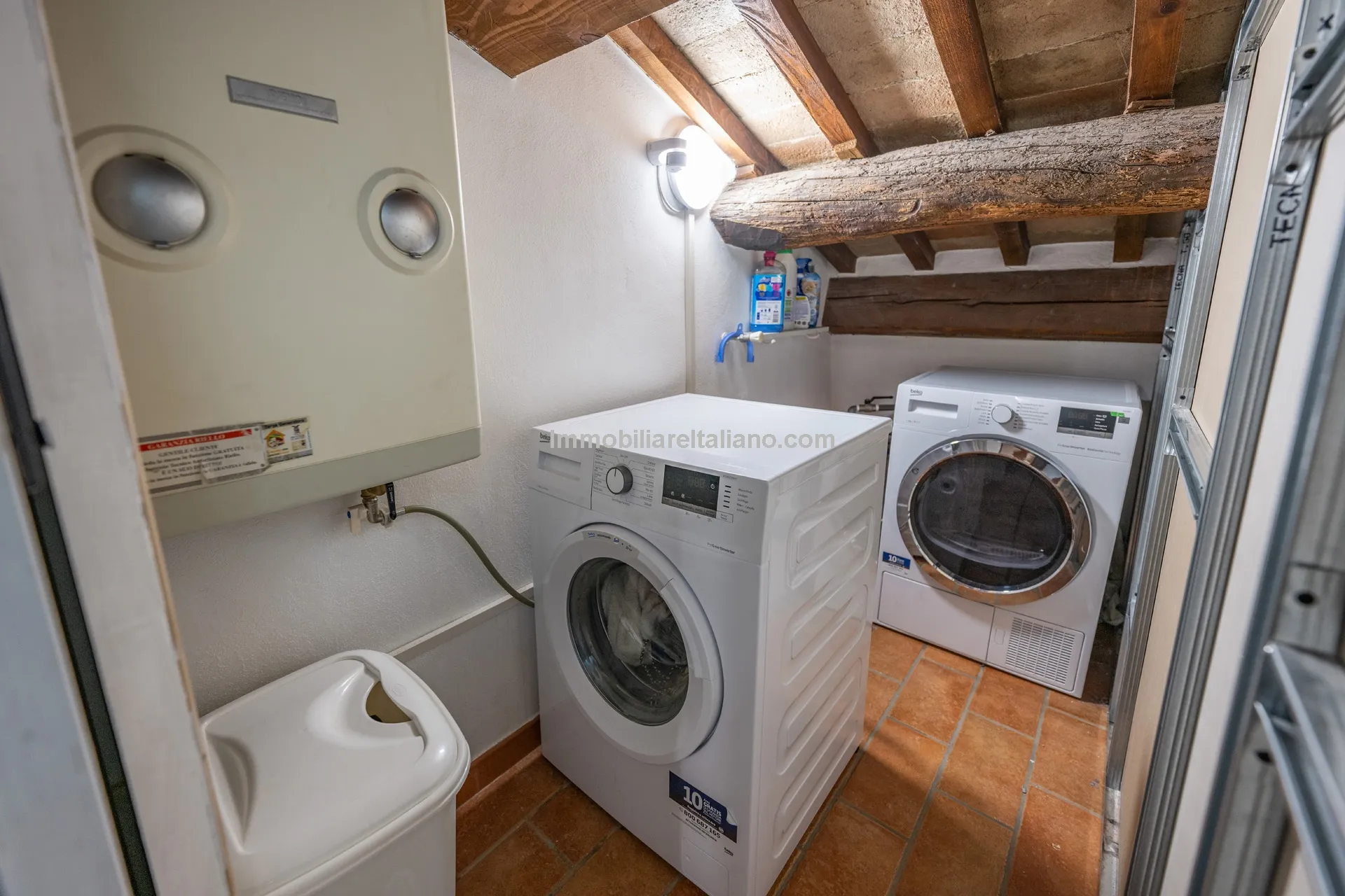 Modern One-Bedroom Apartment in Historic Sansepolcro with Dual Bathrooms - View image 27 of 27