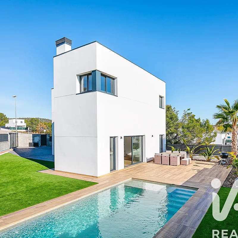 Contemporary 3-Bedroom Villa with Pool and Sea View in Cunit