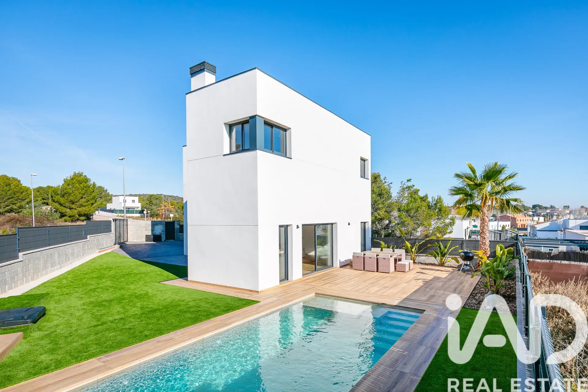 Contemporary 3-Bedroom Villa with Pool and Sea View in Cunit - Image 1