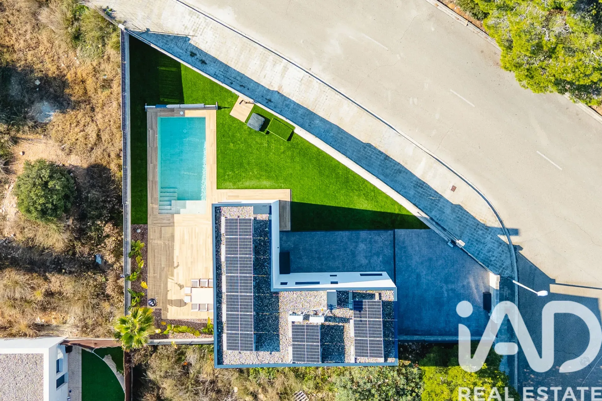 Contemporary 3-Bedroom Villa with Pool and Sea View in Cunit - Image 4