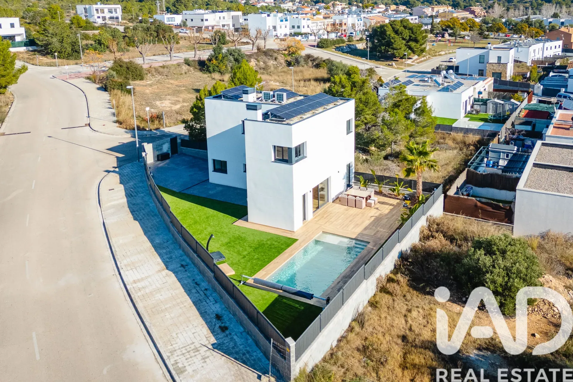 Contemporary 3-Bedroom Villa with Pool and Sea View in Cunit - Image 5