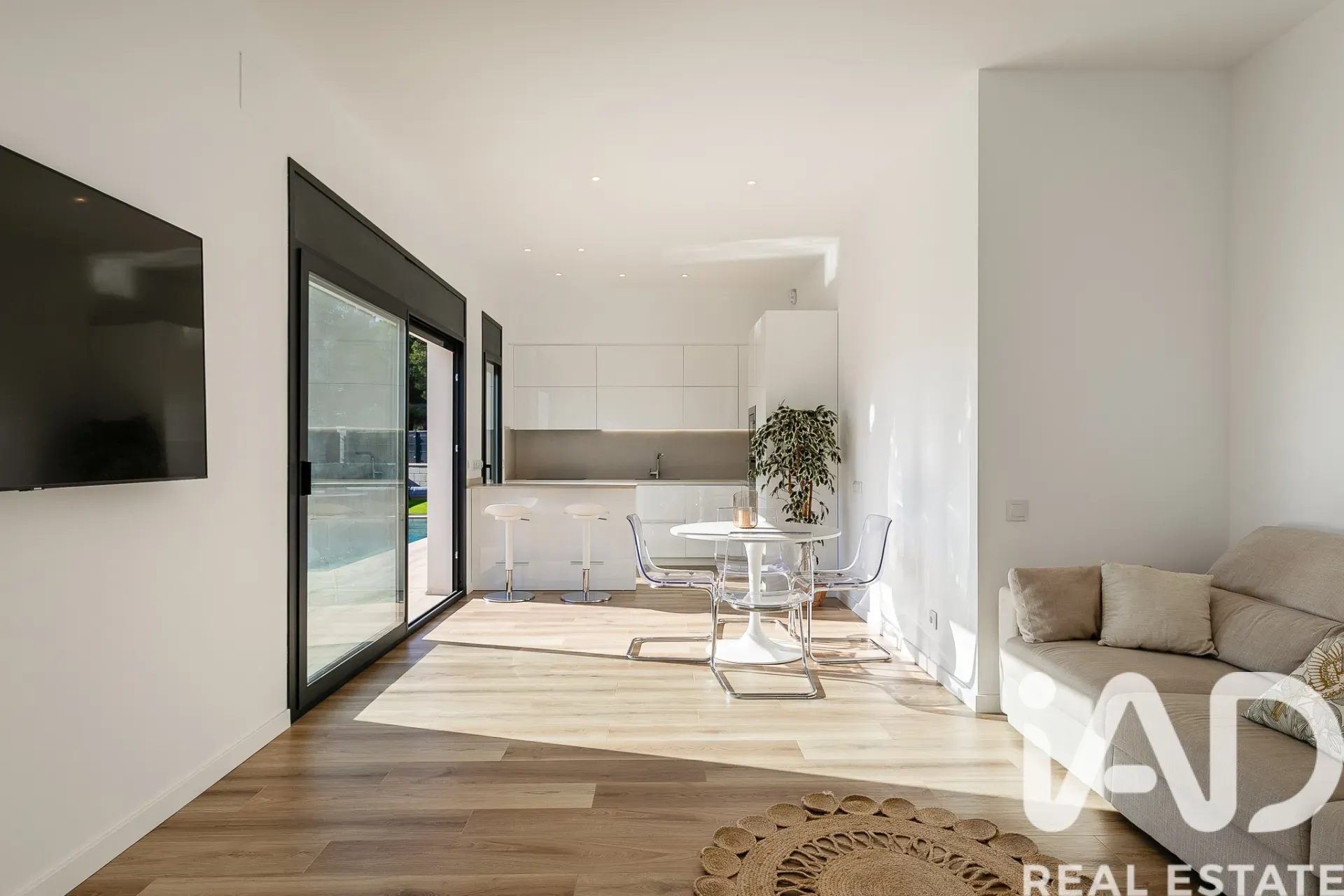 Contemporary 3-Bedroom Villa with Pool and Sea View in Cunit - View image 7 of 40