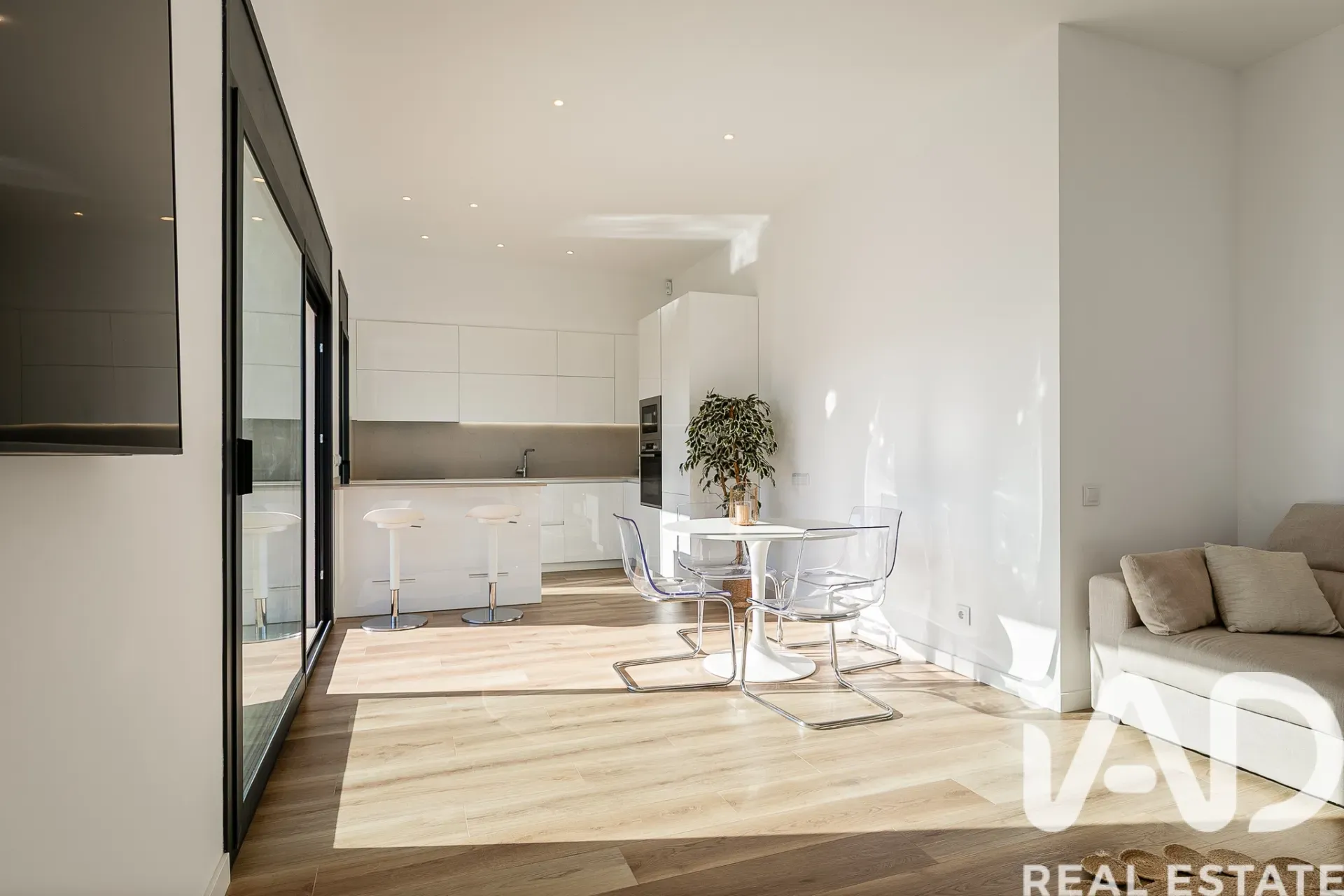 Contemporary 3-Bedroom Villa with Pool and Sea View in Cunit - View image 8 of 40