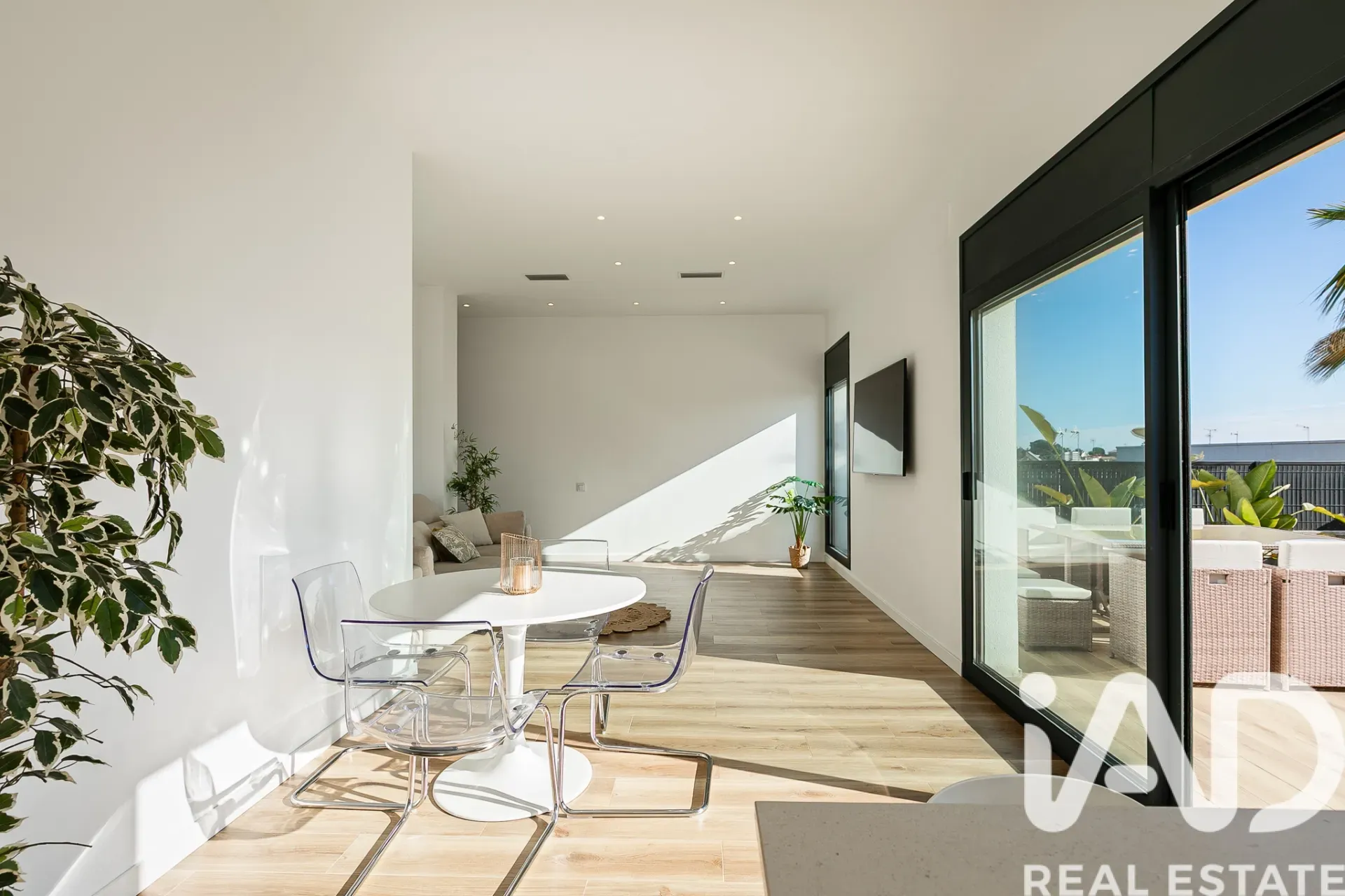 Contemporary 3-Bedroom Villa with Pool and Sea View in Cunit - View image 13 of 40