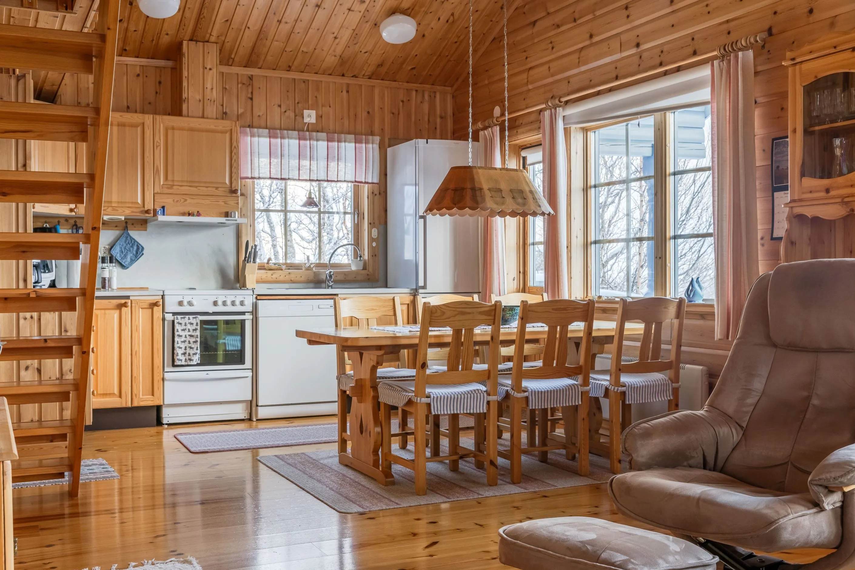 Scandinavian Country Retreat in Härjedalen with Prime Location - View image 6 of 33