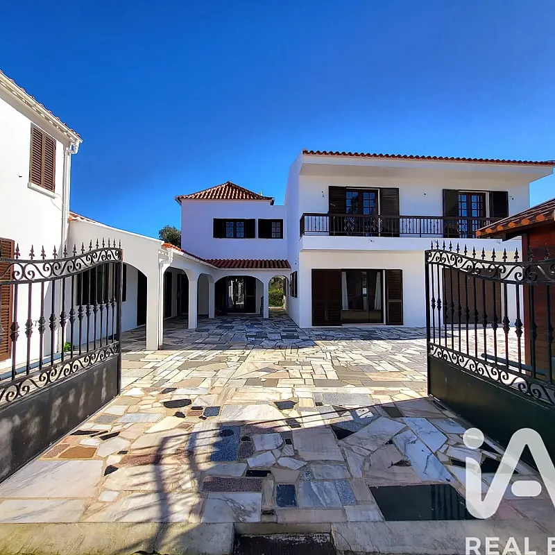 Elegant 4-Bedroom House with Citrus Orchard in Luz, Algarve