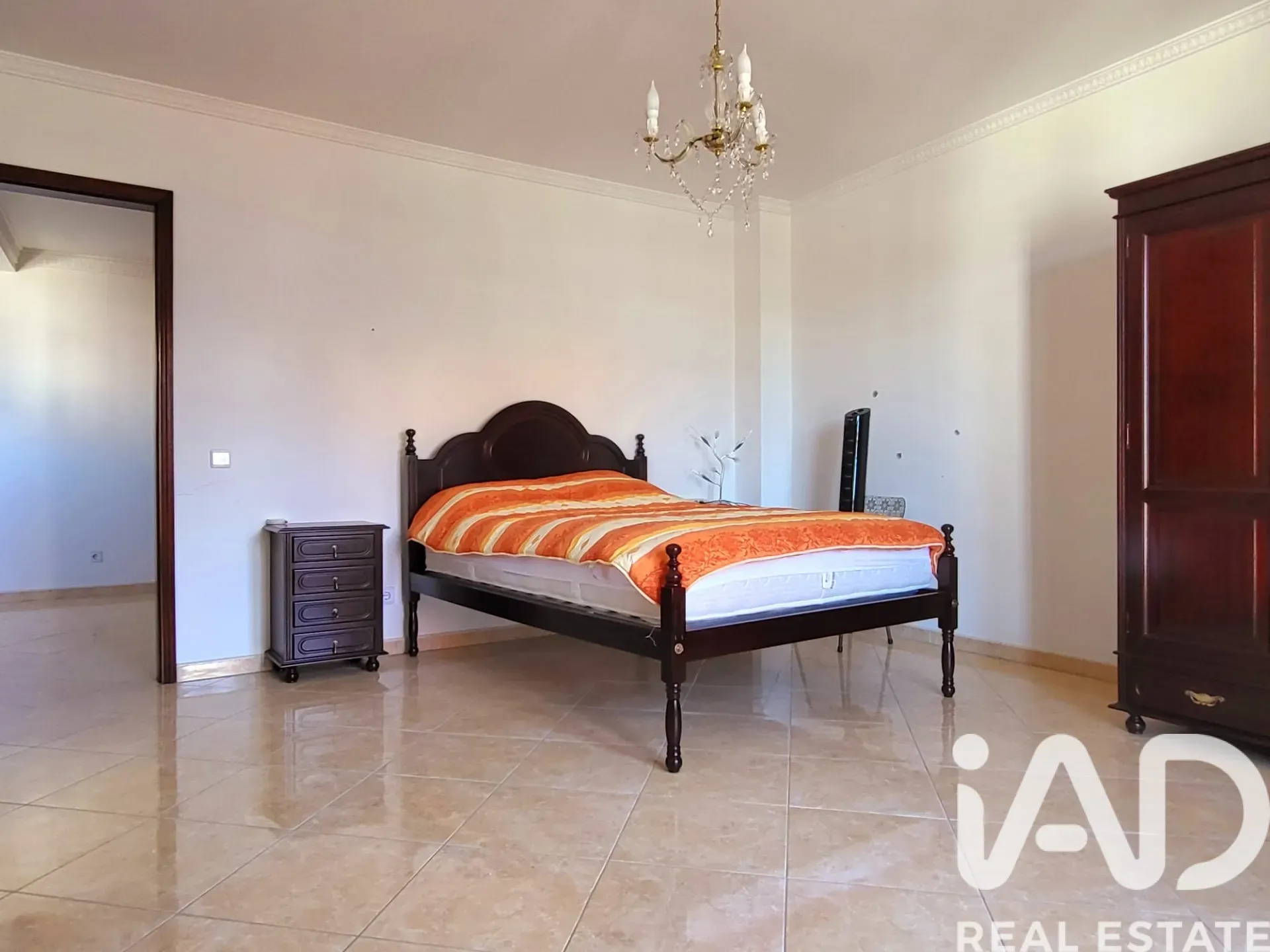 Elegant 4-Bedroom House with Citrus Orchard in Luz, Algarve - View image 26 of 37