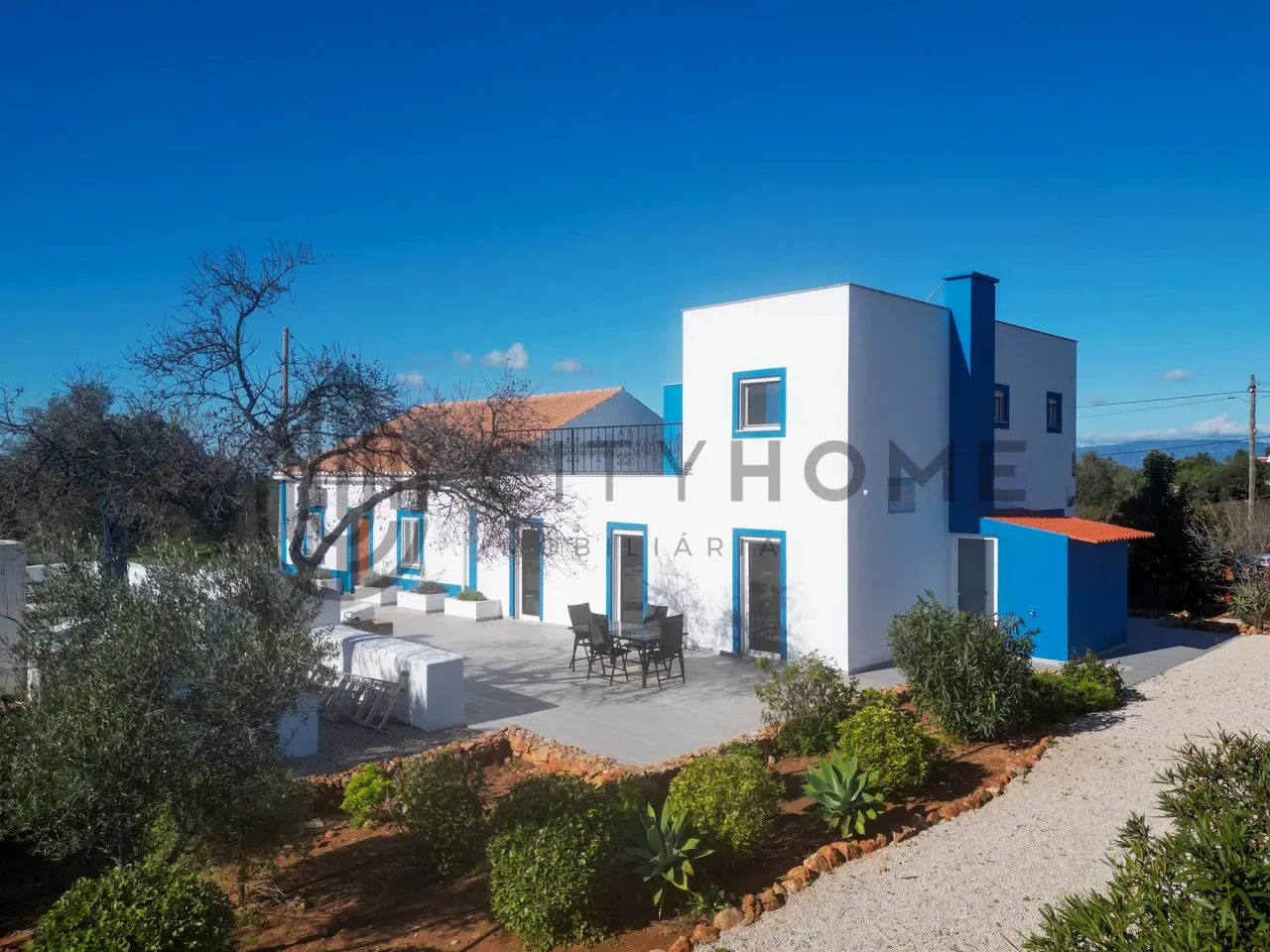 4-Bedroom Villa with Expansive Gardens and Infinity Pool in Silves, Portugal - Image 4