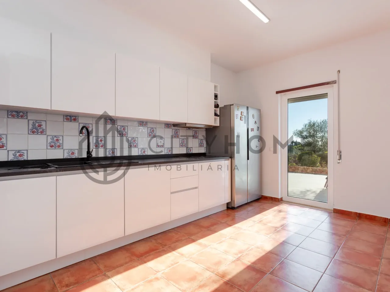 4-Bedroom Villa with Expansive Gardens and Infinity Pool in Silves, Portugal - View image 9 of 47