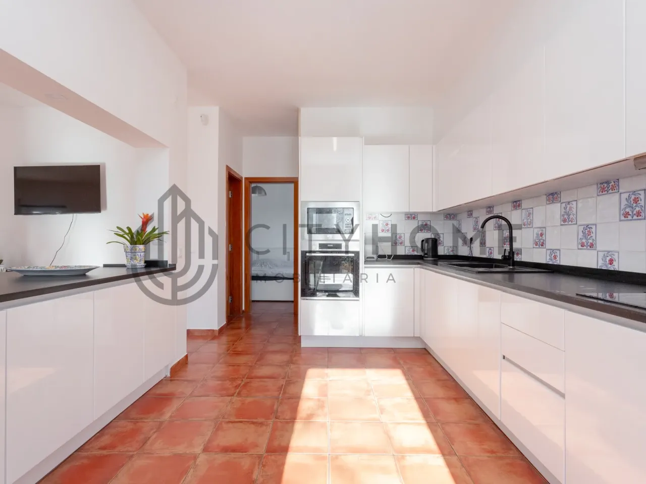 4-Bedroom Villa with Expansive Gardens and Infinity Pool in Silves, Portugal - View image 11 of 47