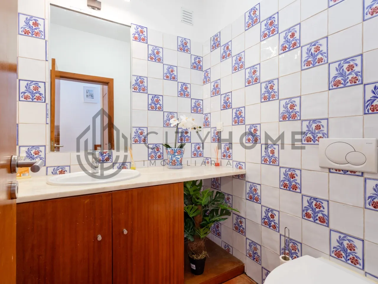 4-Bedroom Villa with Expansive Gardens and Infinity Pool in Silves, Portugal - View image 21 of 47