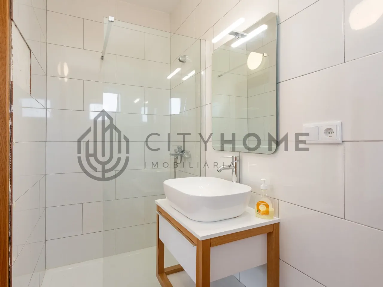 4-Bedroom Villa with Expansive Gardens and Infinity Pool in Silves, Portugal - View image 32 of 47