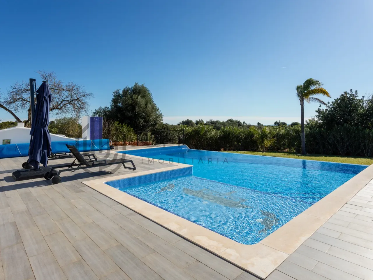 4-Bedroom Villa with Expansive Gardens and Infinity Pool in Silves, Portugal - View image 39 of 47
