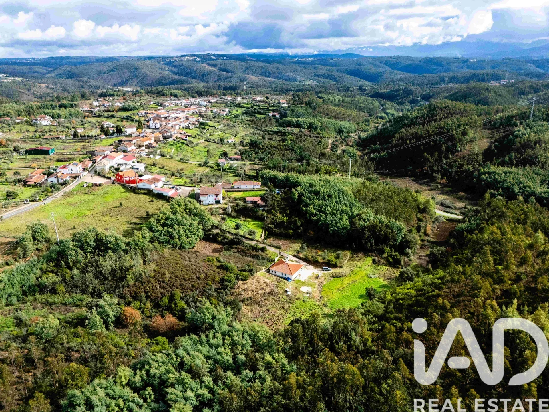 Contemporary 2-Bedroom House with Expansive Garden in Friumes, Portugal - Image 1