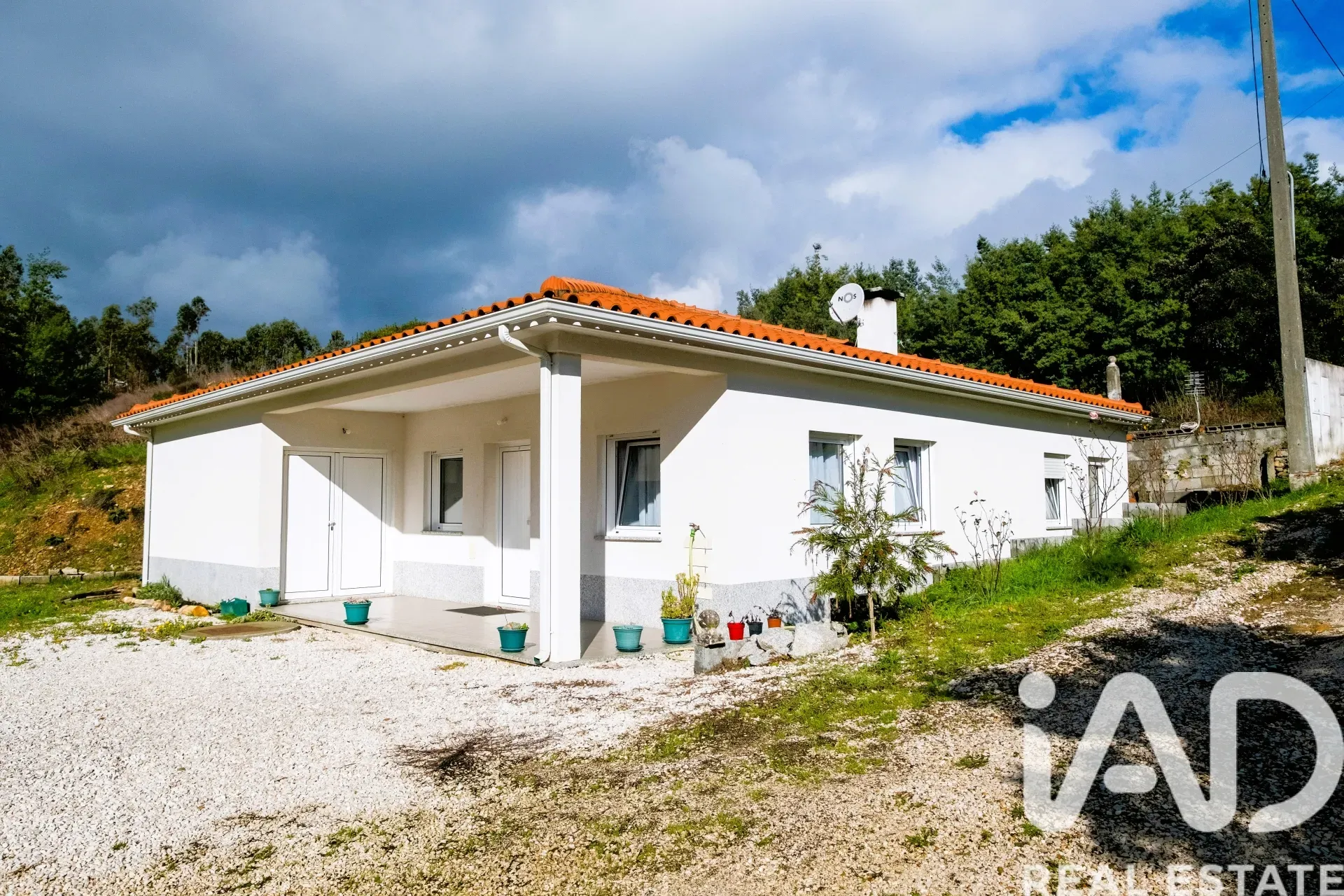 Contemporary 2-Bedroom House with Expansive Garden in Friumes, Portugal - Image 2