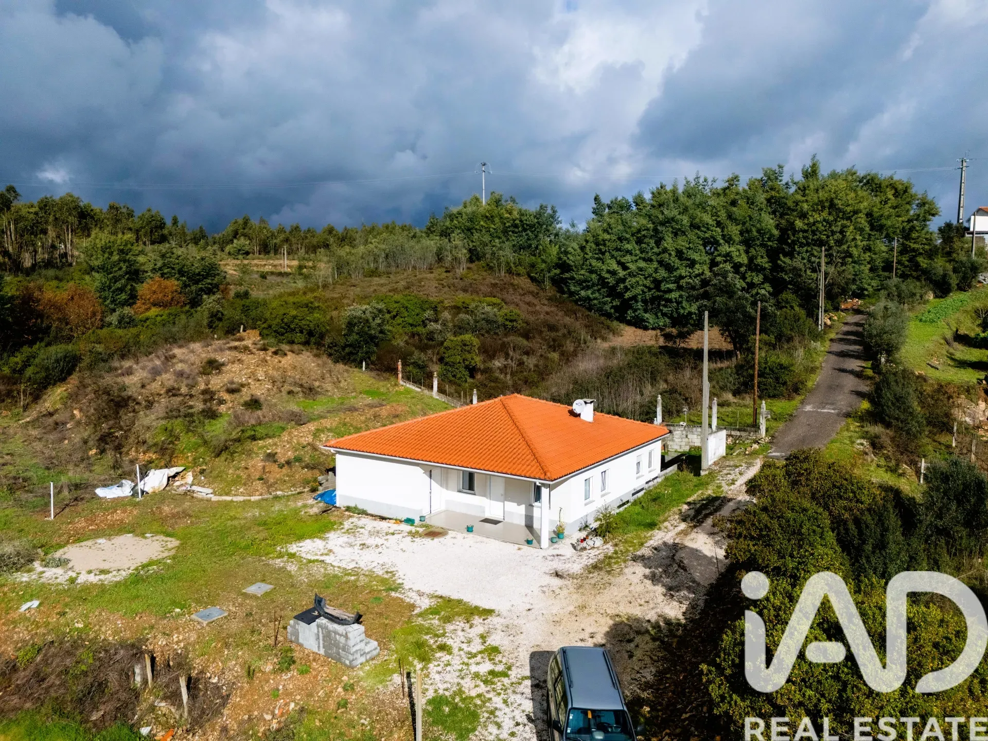 Contemporary 2-Bedroom House with Expansive Garden in Friumes, Portugal - Image 3