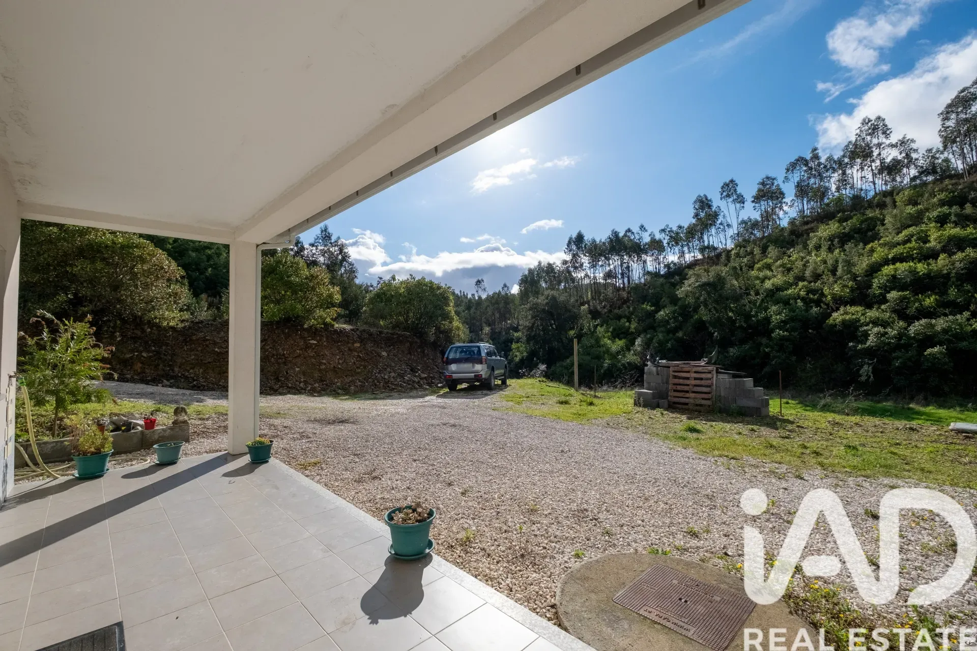 Contemporary 2-Bedroom House with Expansive Garden in Friumes, Portugal - Image 4