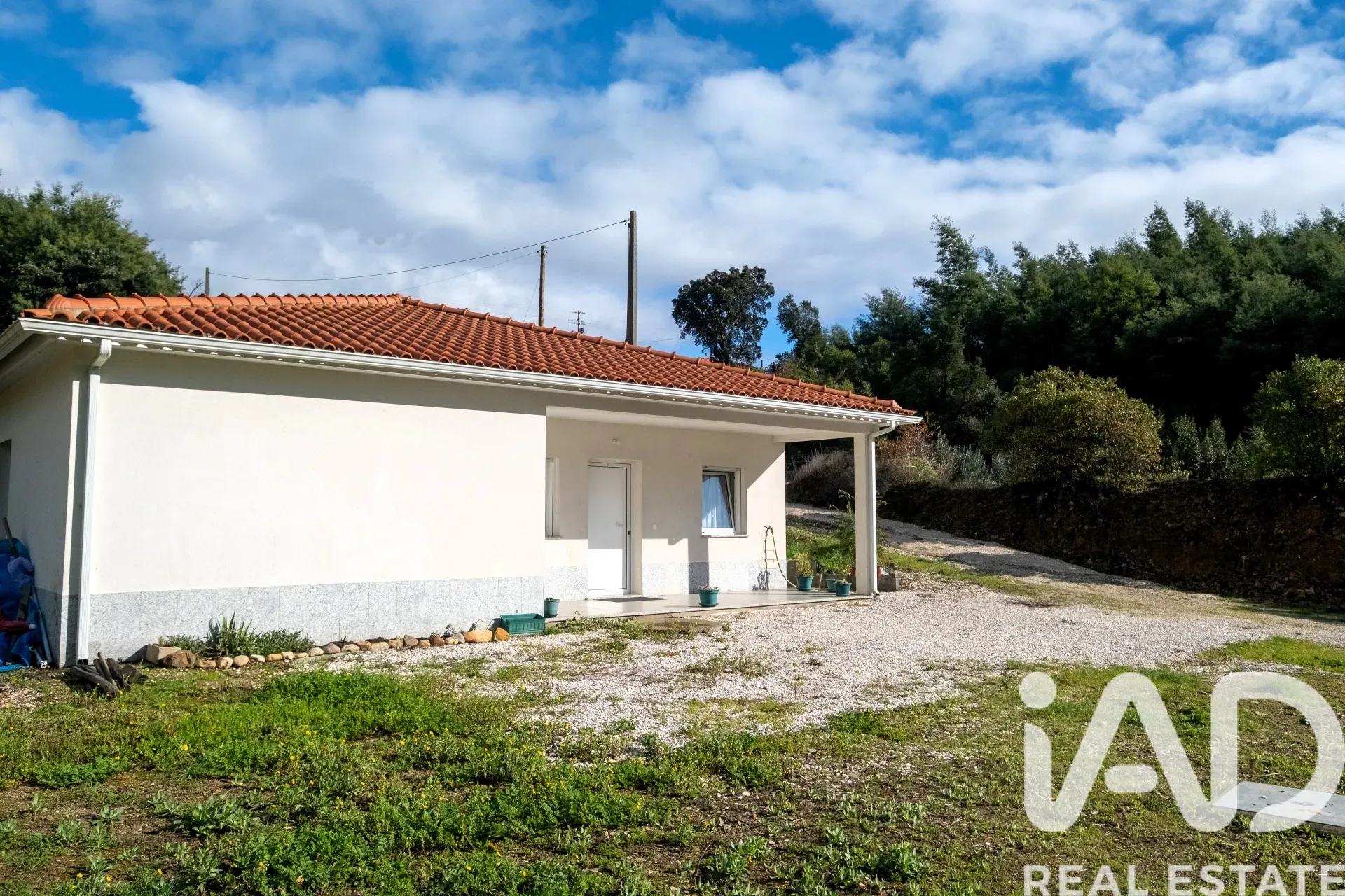 Contemporary 2-Bedroom House with Expansive Garden in Friumes, Portugal - Image 5