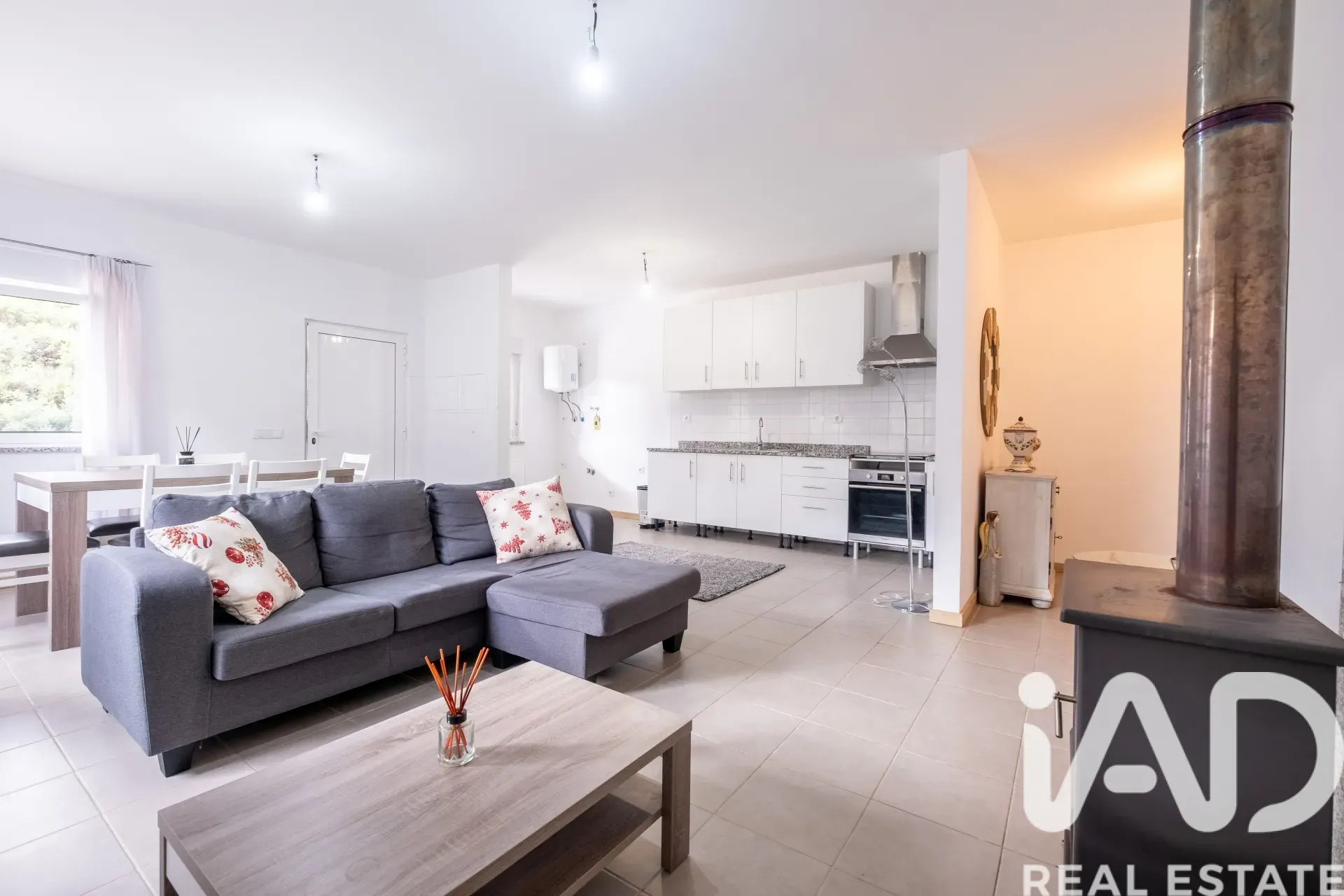 Contemporary 2-Bedroom House with Expansive Garden in Friumes, Portugal - View image 6 of 27