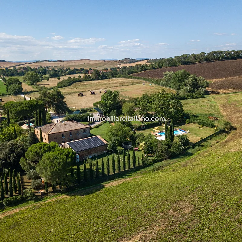 Tuscan Farmhouse with Agritourism Potential near Siena