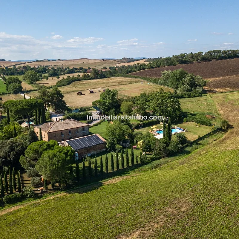 Toscansk bondegård med potentiale for agriturisme nær Siena