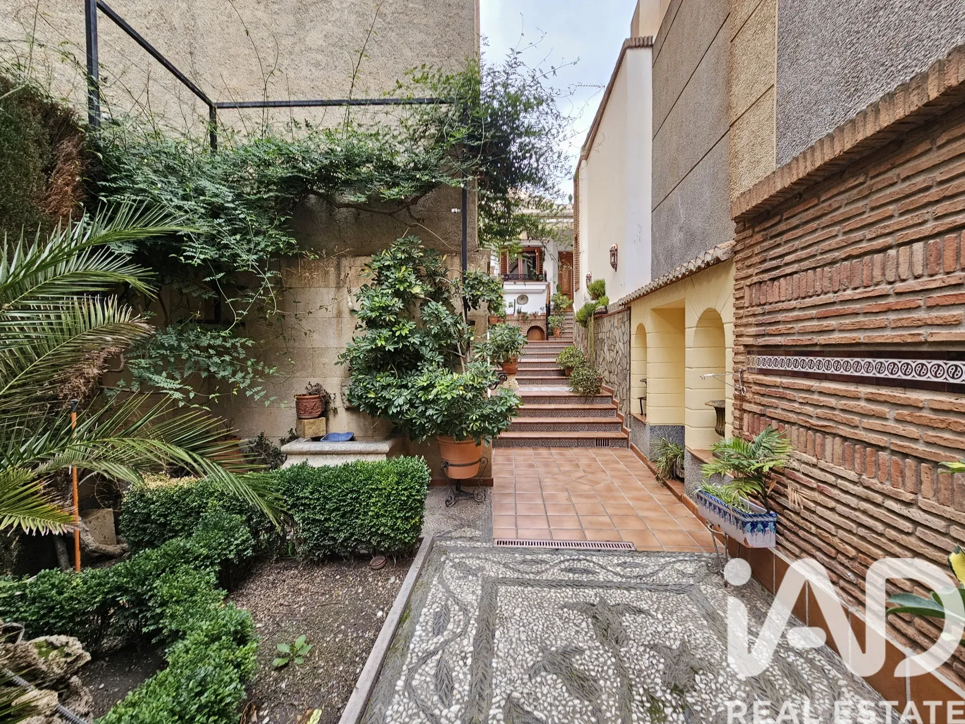 Spacious 4-Bedroom House with Balcony and Parking in Dúrcal, Andalusia - Image 2