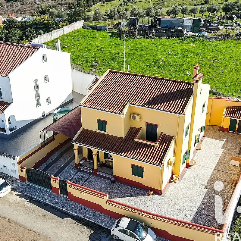 Rummeligt hus med 4 soveværelser, altan og parkeringsplads i Vila Viçosa