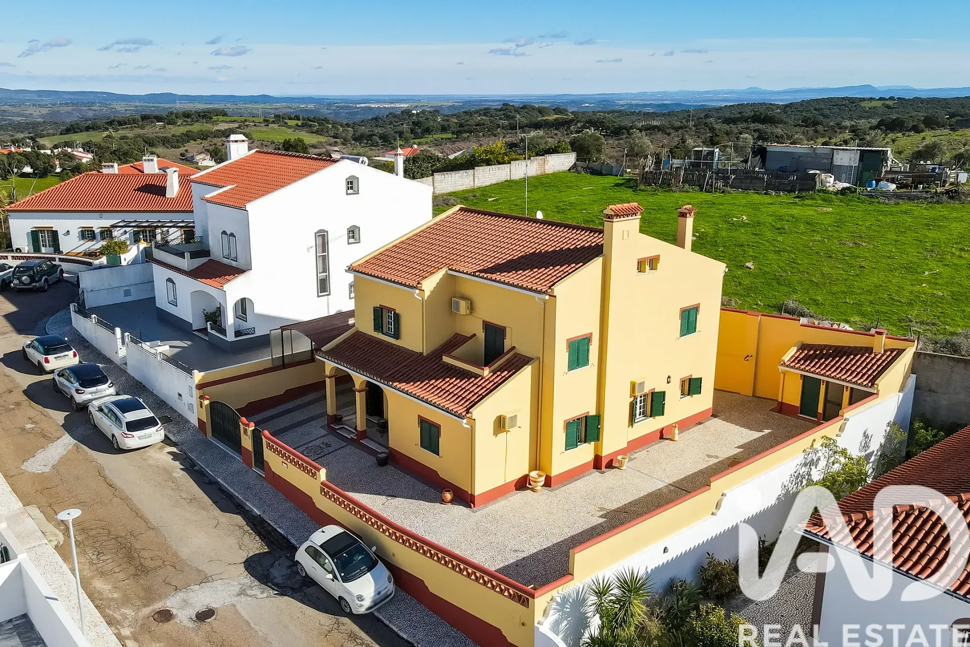 Rummeligt hus med 4 soveværelser, altan og parkeringsplads i Vila Viçosa - Image 2