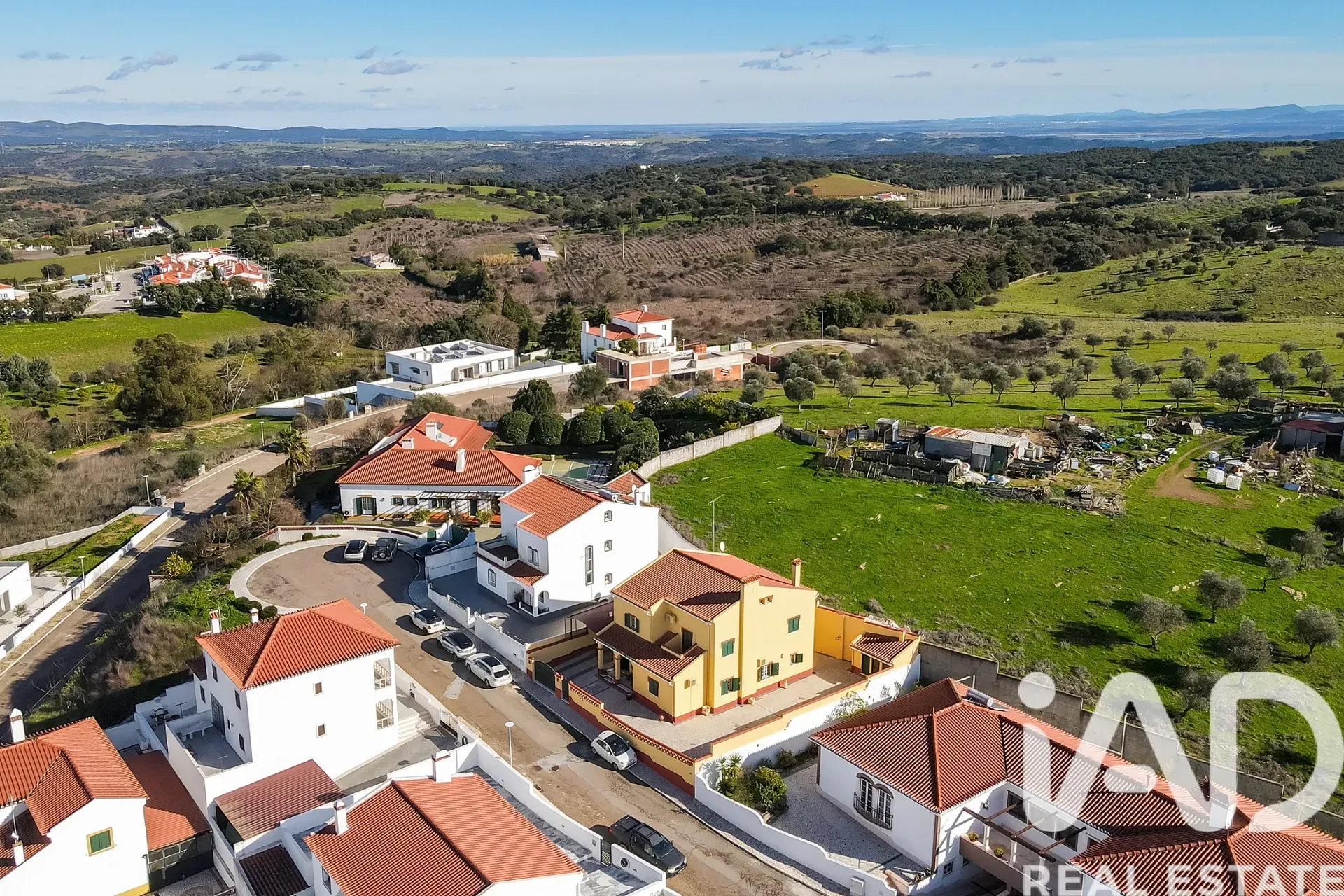 Rummeligt hus med 4 soveværelser, altan og parkeringsplads i Vila Viçosa - Image 4