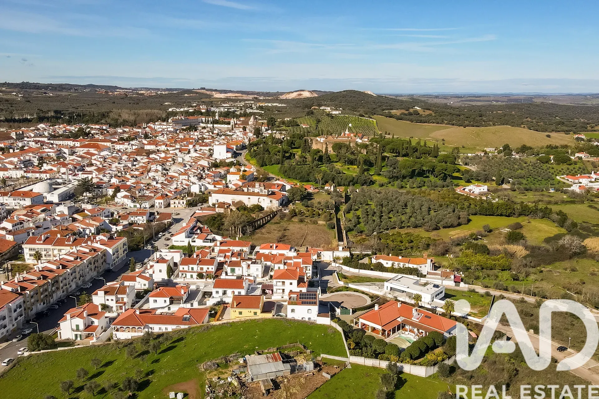 Rummeligt hus med 4 soveværelser, altan og parkeringsplads i Vila Viçosa - Vis billede 8 af 36
