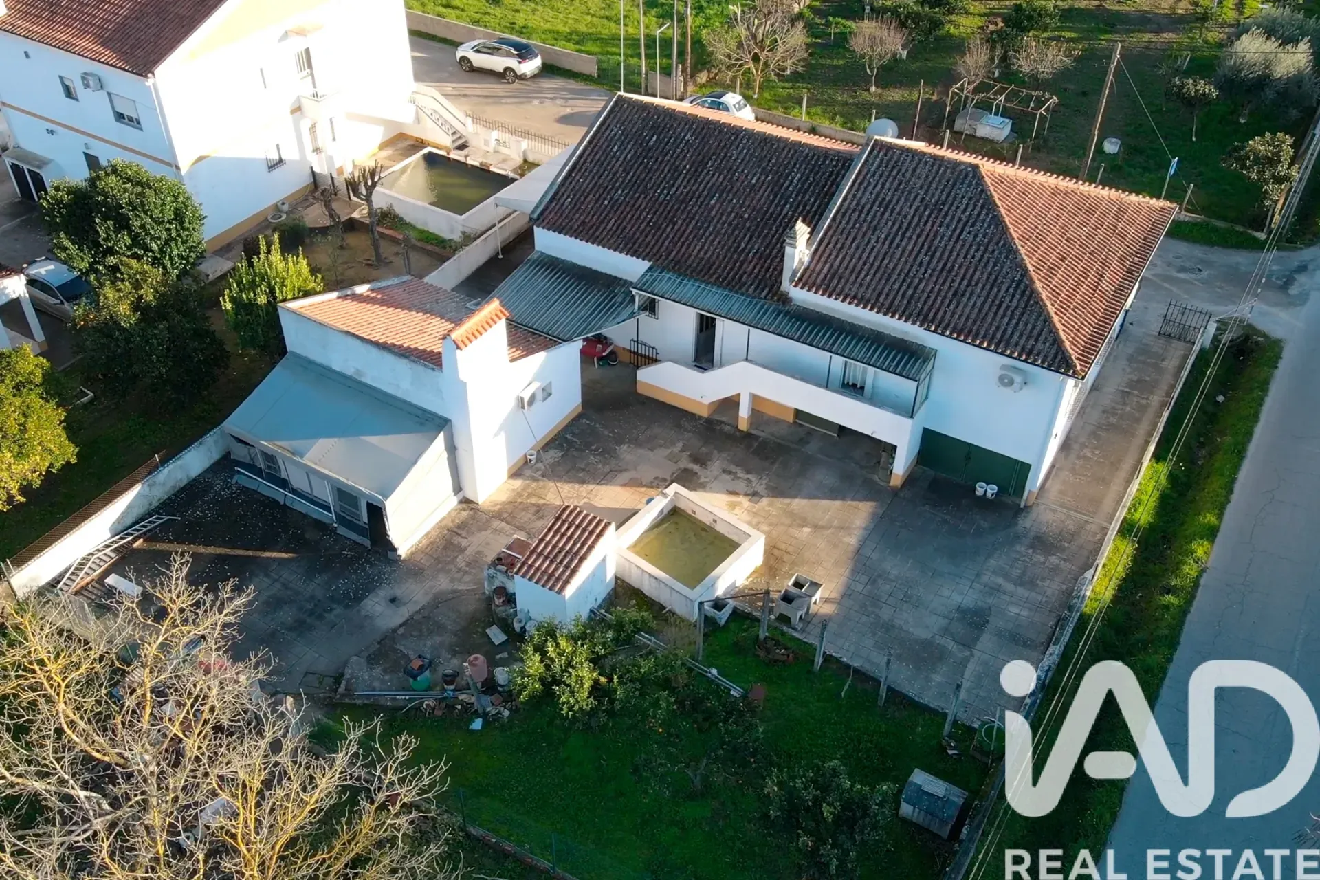 Spacious 6-Bedroom House with Garden and Balcony in Évora, Portugal - Image 1