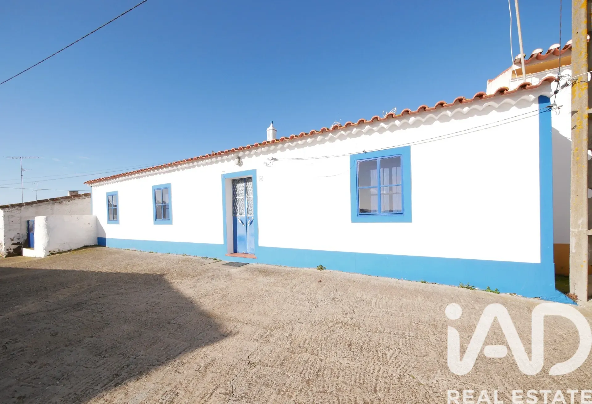1950s Three-Bedroom House with Expansive Garden in Alentejo, Portugal - Image 1