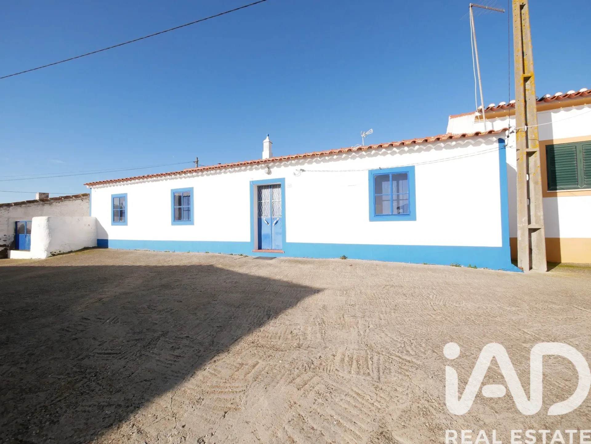 1950s Three-Bedroom House with Expansive Garden in Alentejo, Portugal - Image 3