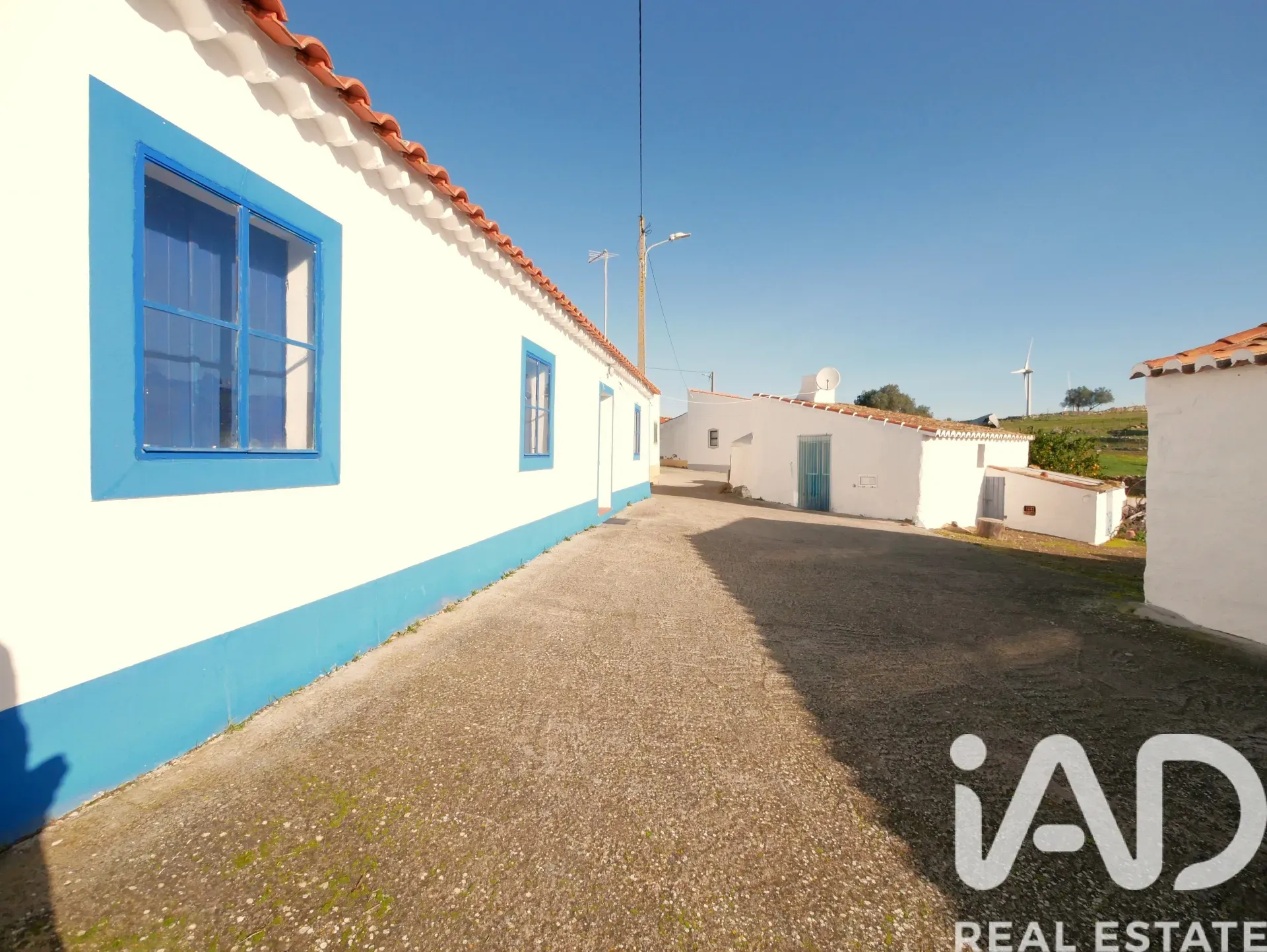 1950s Three-Bedroom House with Expansive Garden in Alentejo, Portugal - View image 39 of 40