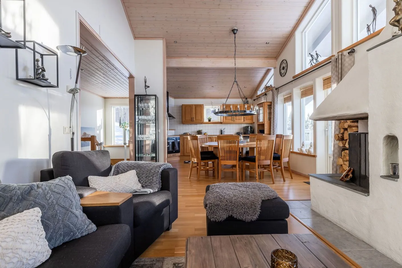 4-Bedroom Furnished House with Expansive Garden in Björnrike, Sweden - Image 4