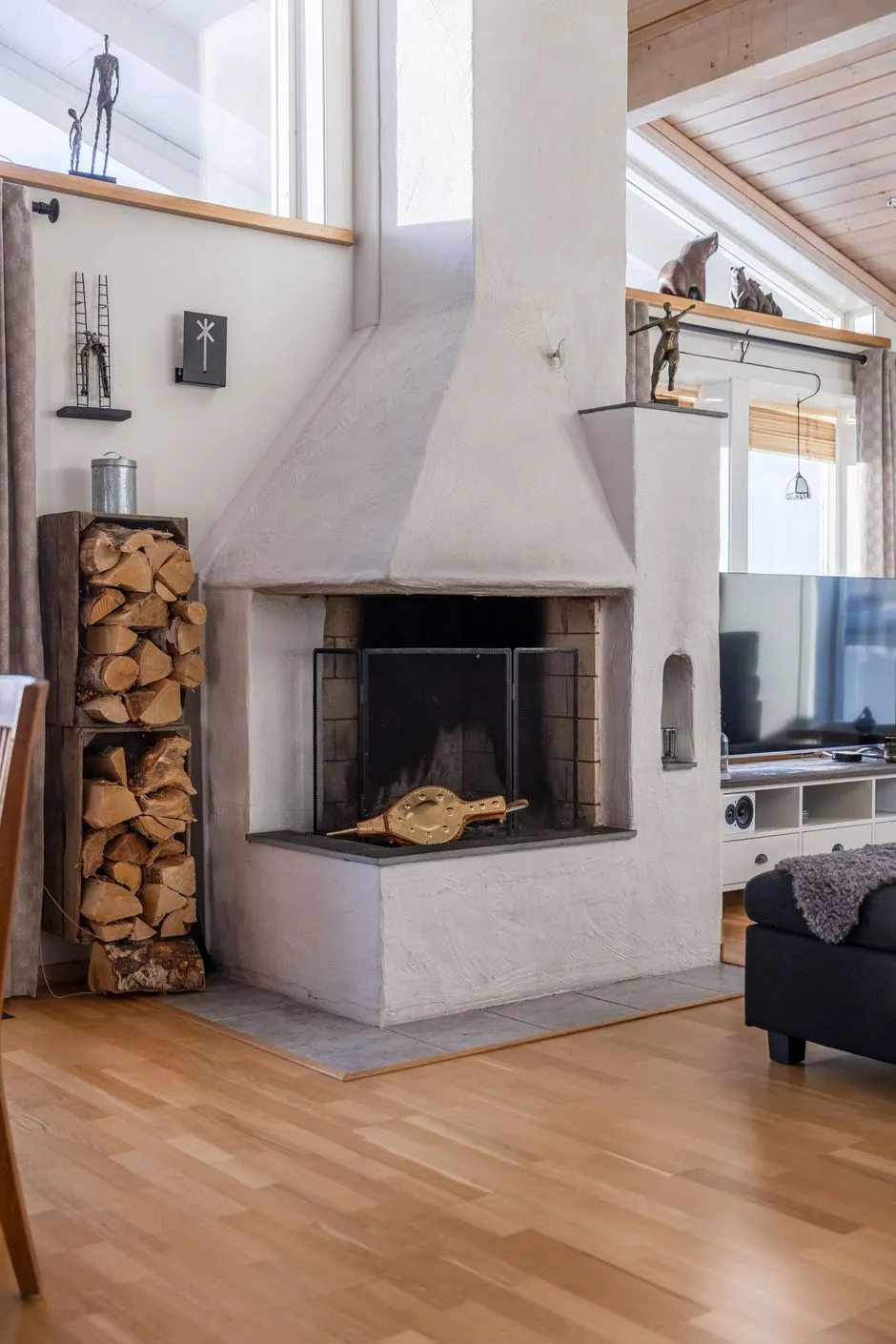 4-Bedroom Furnished House with Expansive Garden in Björnrike, Sweden - Image 5