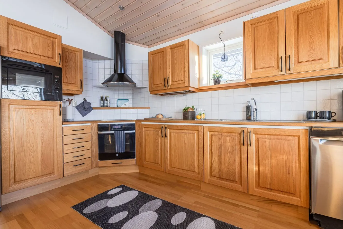 4-Bedroom Furnished House with Expansive Garden in Björnrike, Sweden - View image 7 of 44