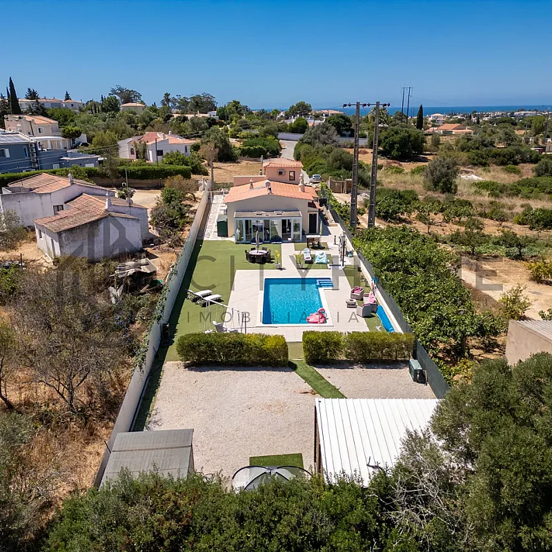 Moderne hus med 3 soveværelser, stor pool og have i Lagoa, Portugal