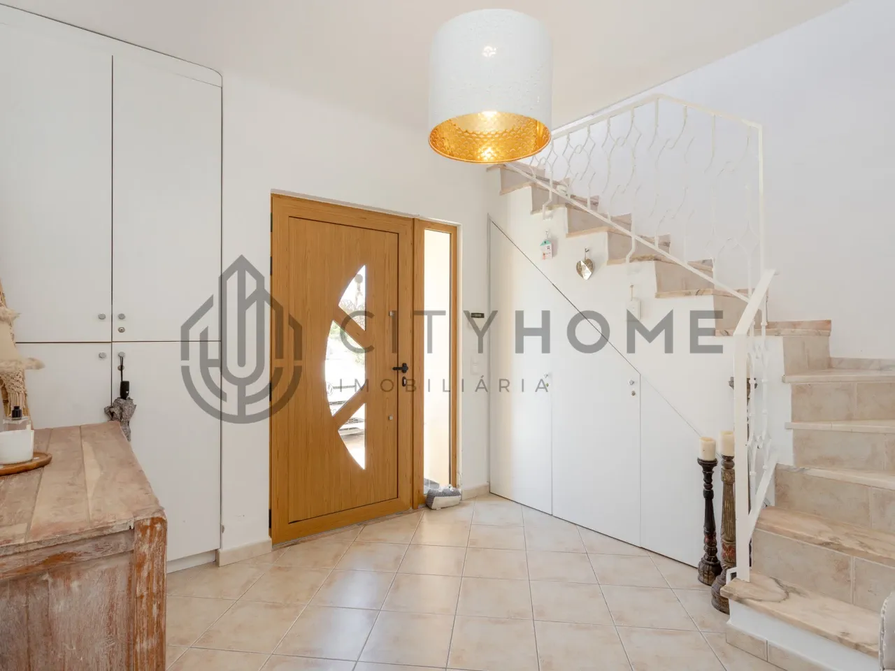 Contemporary 3-Bedroom House with Expansive Pool and Garden in Lagoa Portugal - Image 2