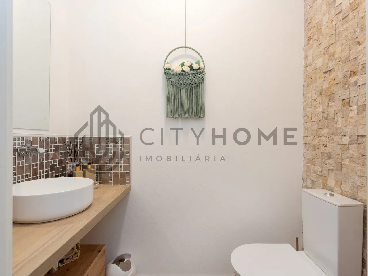 Contemporary 3-Bedroom House with Expansive Pool and Garden in Lagoa Portugal - Image 4