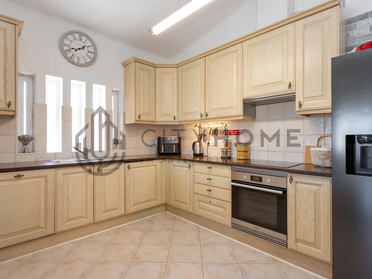 Contemporary 3-Bedroom House with Expansive Pool and Garden in Lagoa Portugal - Image 5