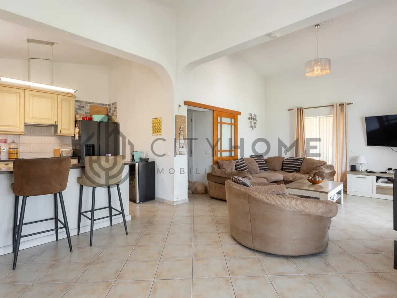 Contemporary 3-Bedroom House with Expansive Pool and Garden in Lagoa Portugal - View image 7 of 46