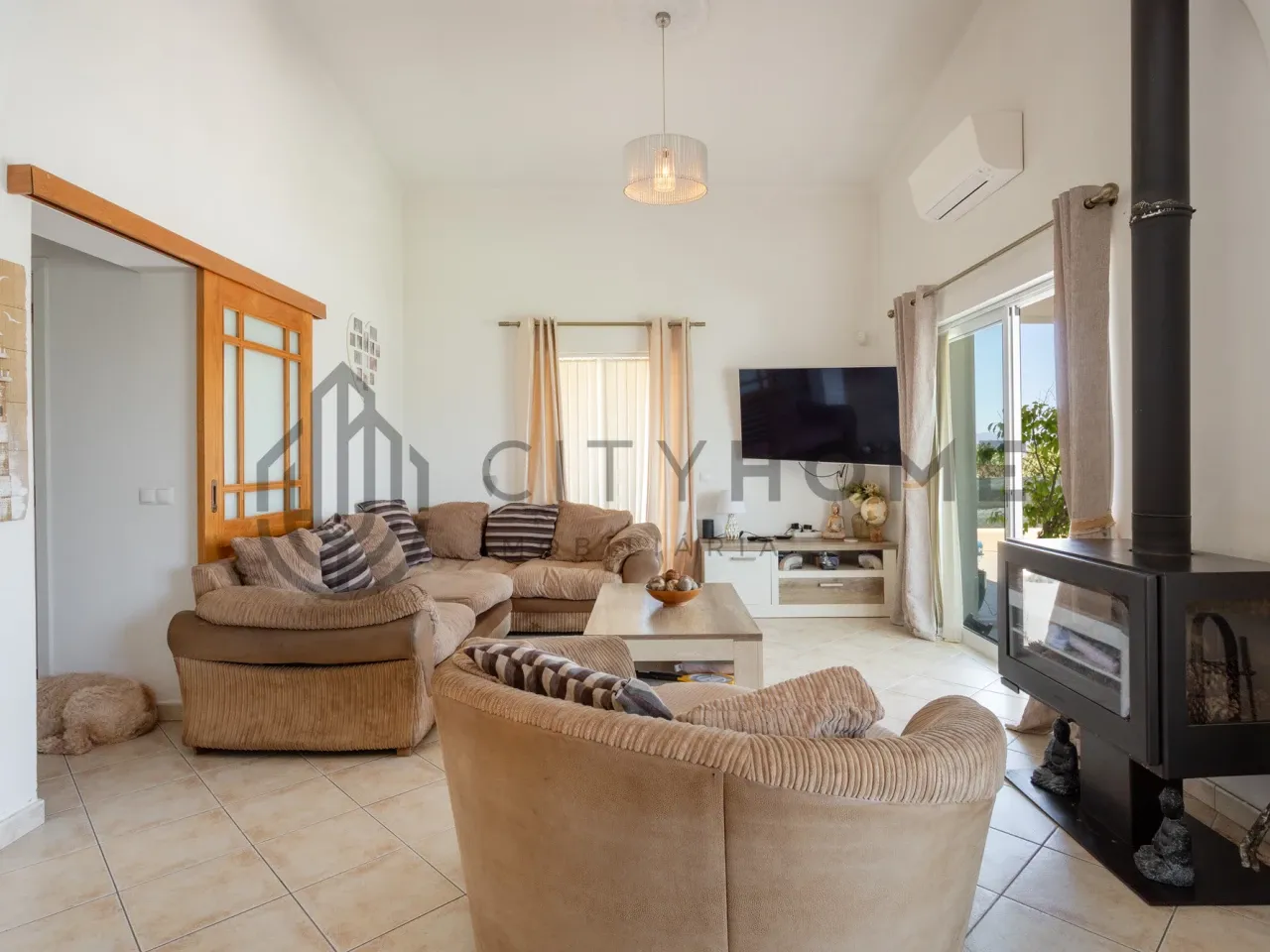 Contemporary 3-Bedroom House with Expansive Pool and Garden in Lagoa Portugal - View image 8 of 46