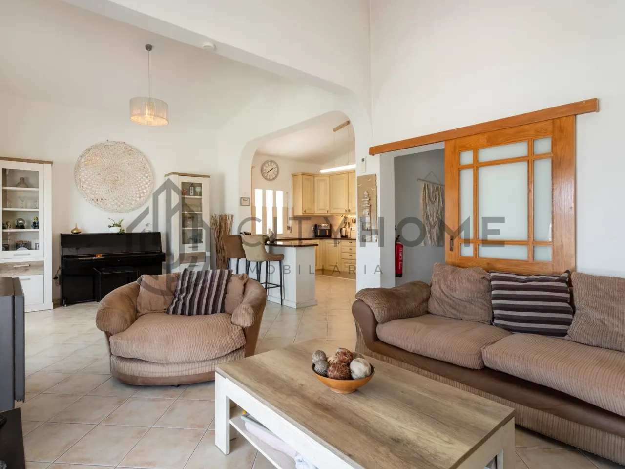 Contemporary 3-Bedroom House with Expansive Pool and Garden in Lagoa Portugal - View image 9 of 46