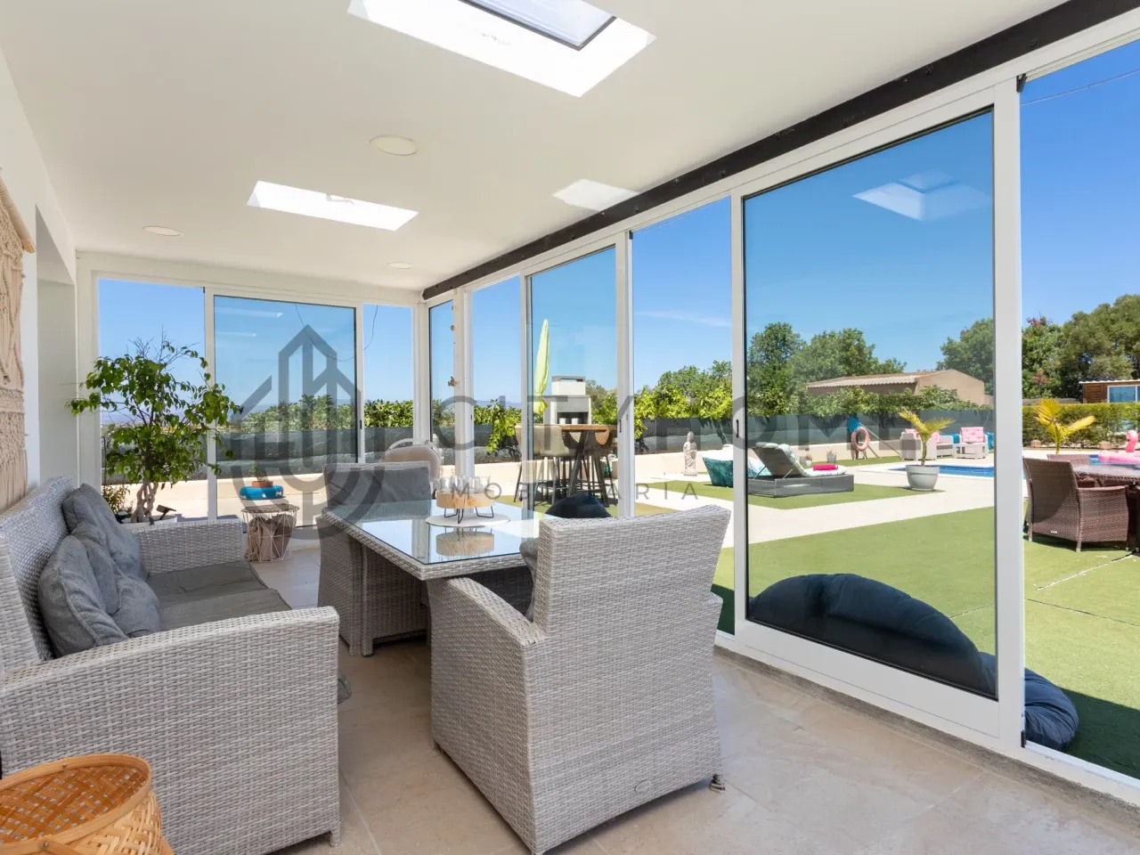 Contemporary 3-Bedroom House with Expansive Pool and Garden in Lagoa Portugal - View image 10 of 46