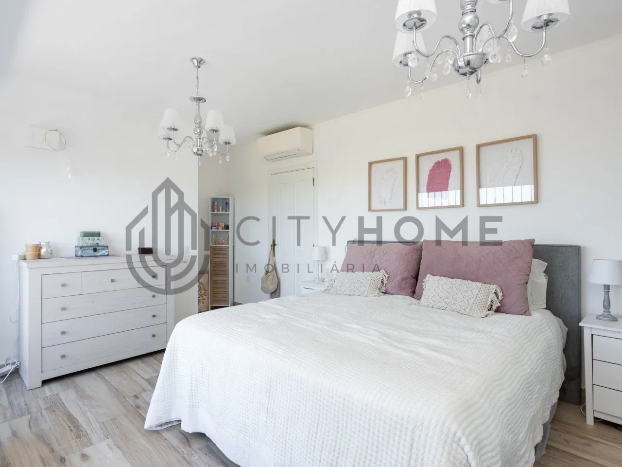 Contemporary 3-Bedroom House with Expansive Pool and Garden in Lagoa Portugal - View image 16 of 46