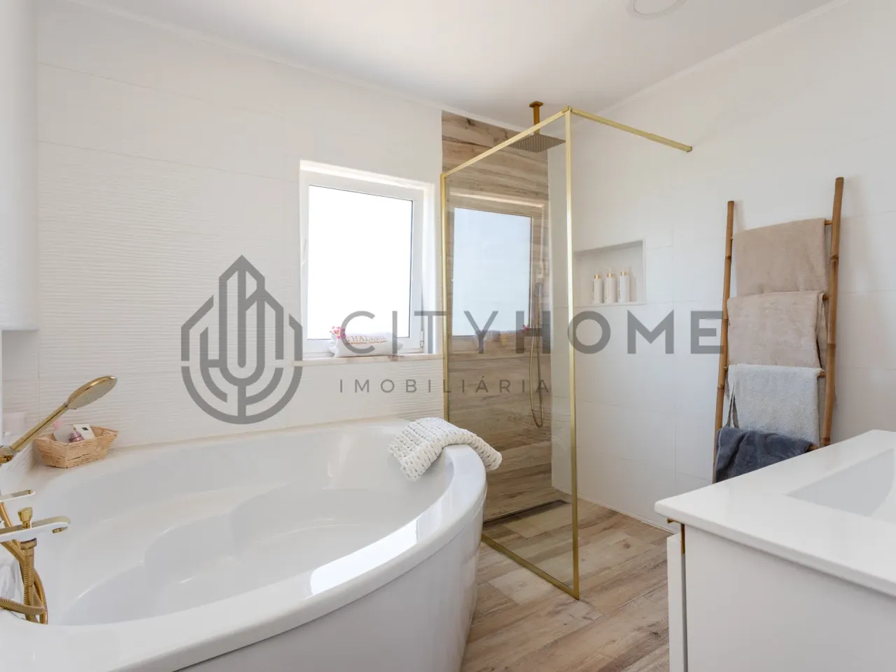 Contemporary 3-Bedroom House with Expansive Pool and Garden in Lagoa Portugal - View image 20 of 46