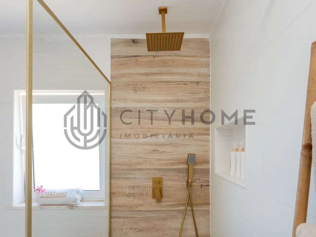 Contemporary 3-Bedroom House with Expansive Pool and Garden in Lagoa Portugal - View image 21 of 46