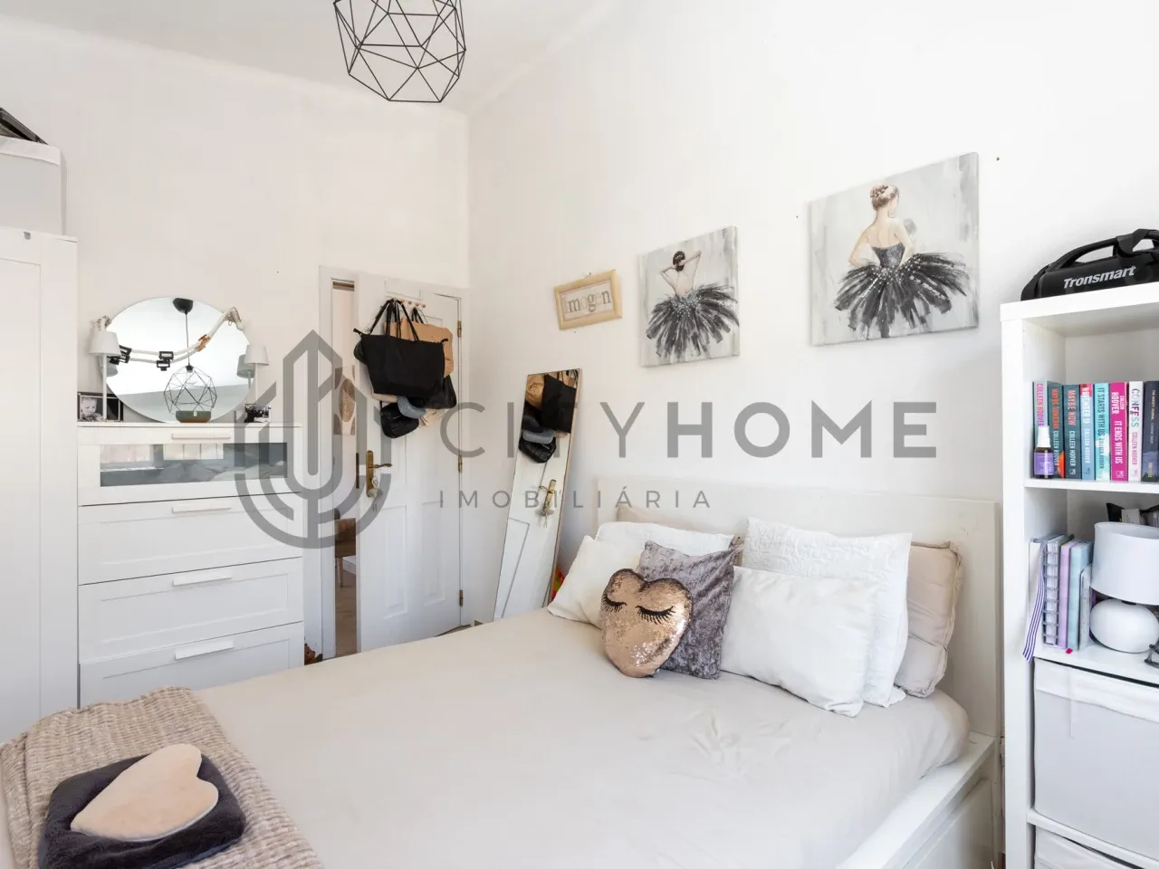 Contemporary 3-Bedroom House with Expansive Pool and Garden in Lagoa Portugal - View image 22 of 46