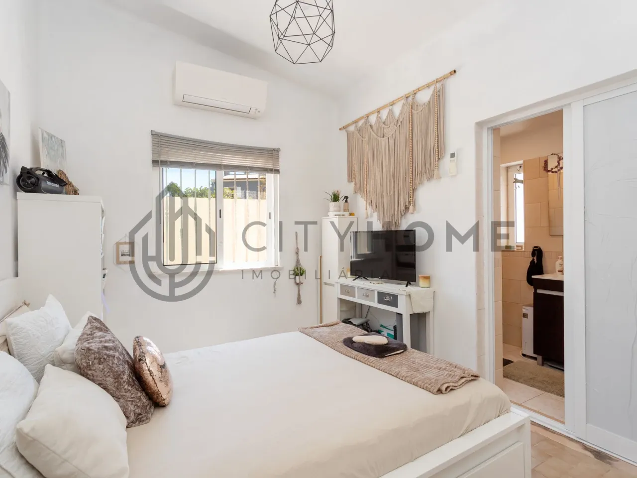 Contemporary 3-Bedroom House with Expansive Pool and Garden in Lagoa Portugal - View image 23 of 46